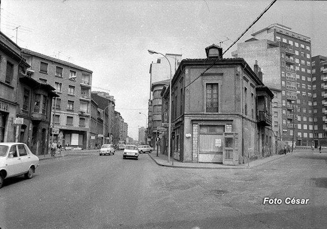 Manzana derribada en Cuatro Caminos donde estaba la confitería Carpil y a la izquierda el bar Las Cancelas y el edificio de García Rodríguez con la placa del Príncipe. Fecha: julio de 1977. Foto César.