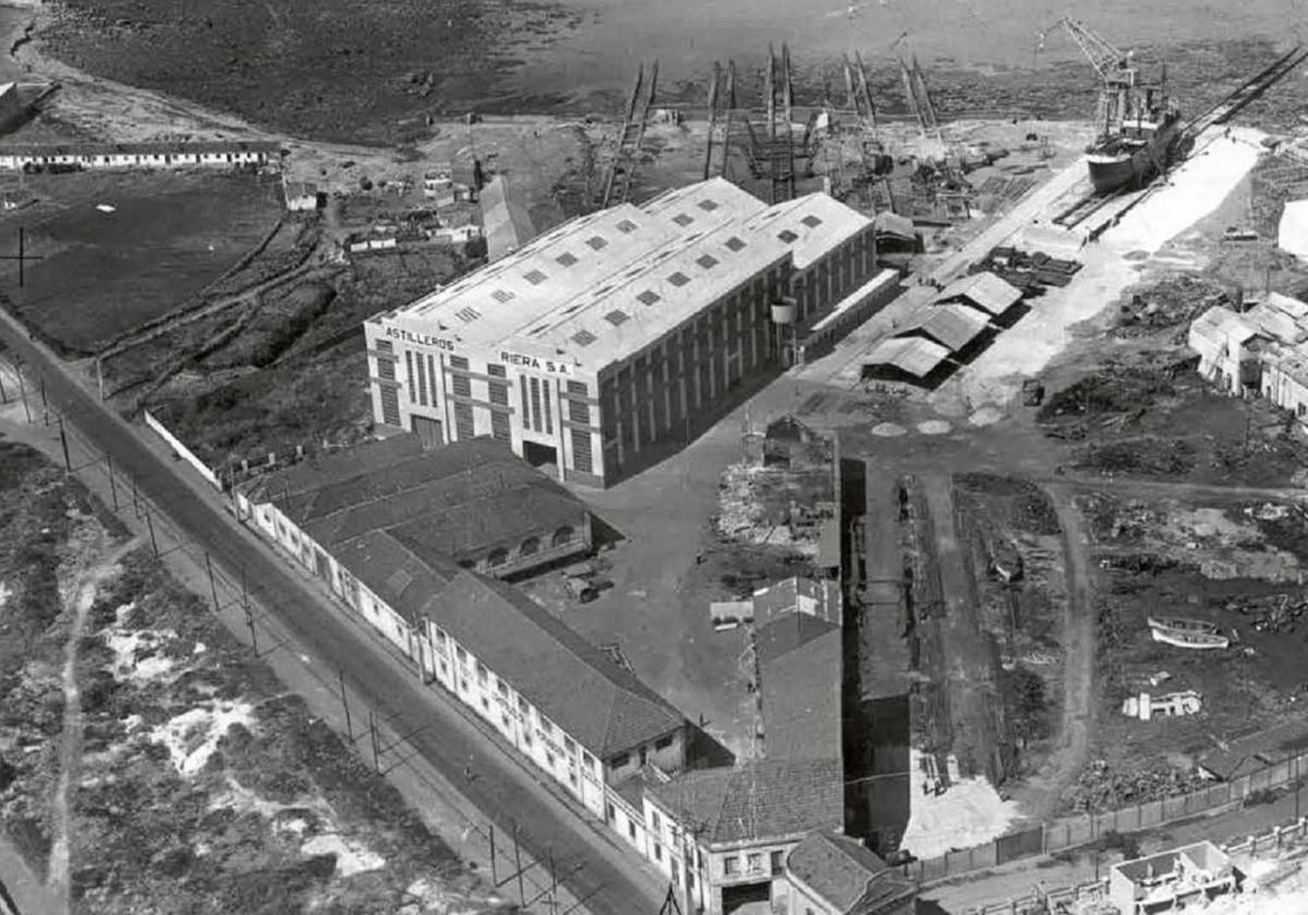 Final de la avenida Príncipe de Asturias con Astilleros Riera (hoy está la EMA), pedrero del Arbeyal y las casas bajas de Gabino (donde se hizo la Casa del Mar). Fecha: ca. 1973. Anónima