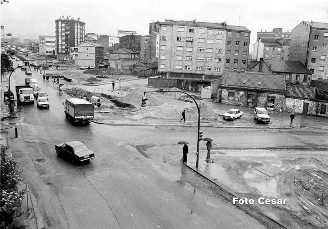 Se derribaron todas las casas de la margen meridional para ensanchar la avenida. A la derecha se ve la panadería Amistad (hoy Abanca) en Cuatro Caminos y alfondo la fábrica de Flex. Fecha: marzo de 1988. Foto César.