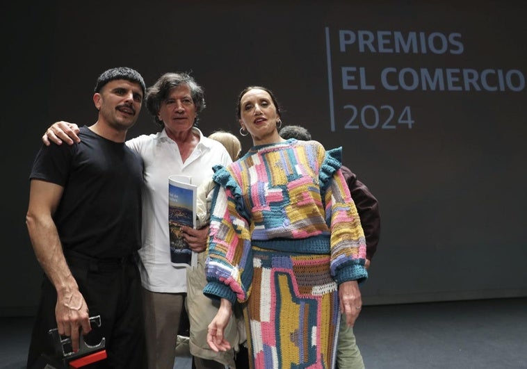 Rodrigo Cuevas, Carlos López Otín y Luz Casal, tras la gala de los Premios de EL COMERCIO.