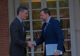 El presidente del Gobierno, Pedro Sánchez, y el presidente asturiano, Adrián Barbón, se dan la mano en Moncloa antes de su reunión.