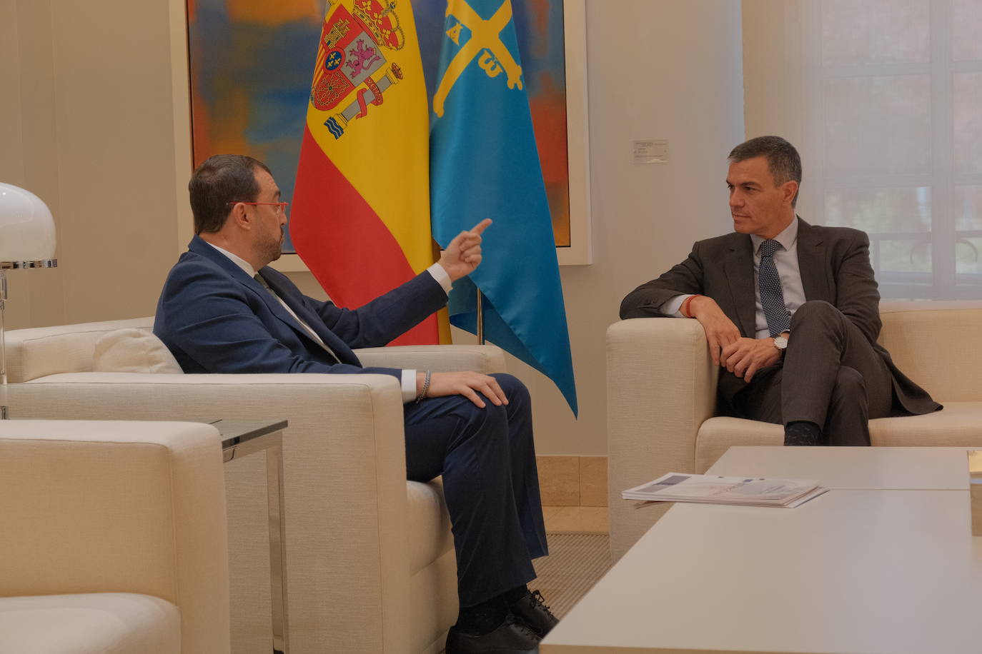 Barbón y Sánchez, durante su encuentro en Moncloa.