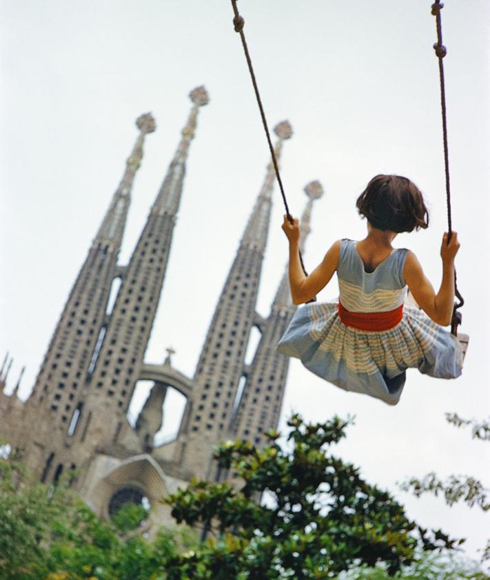 Imagen secundaria 2 - 1) Dos turistas en Magaluf en el año 2003. 2) La Sagrada Familia, 1959.