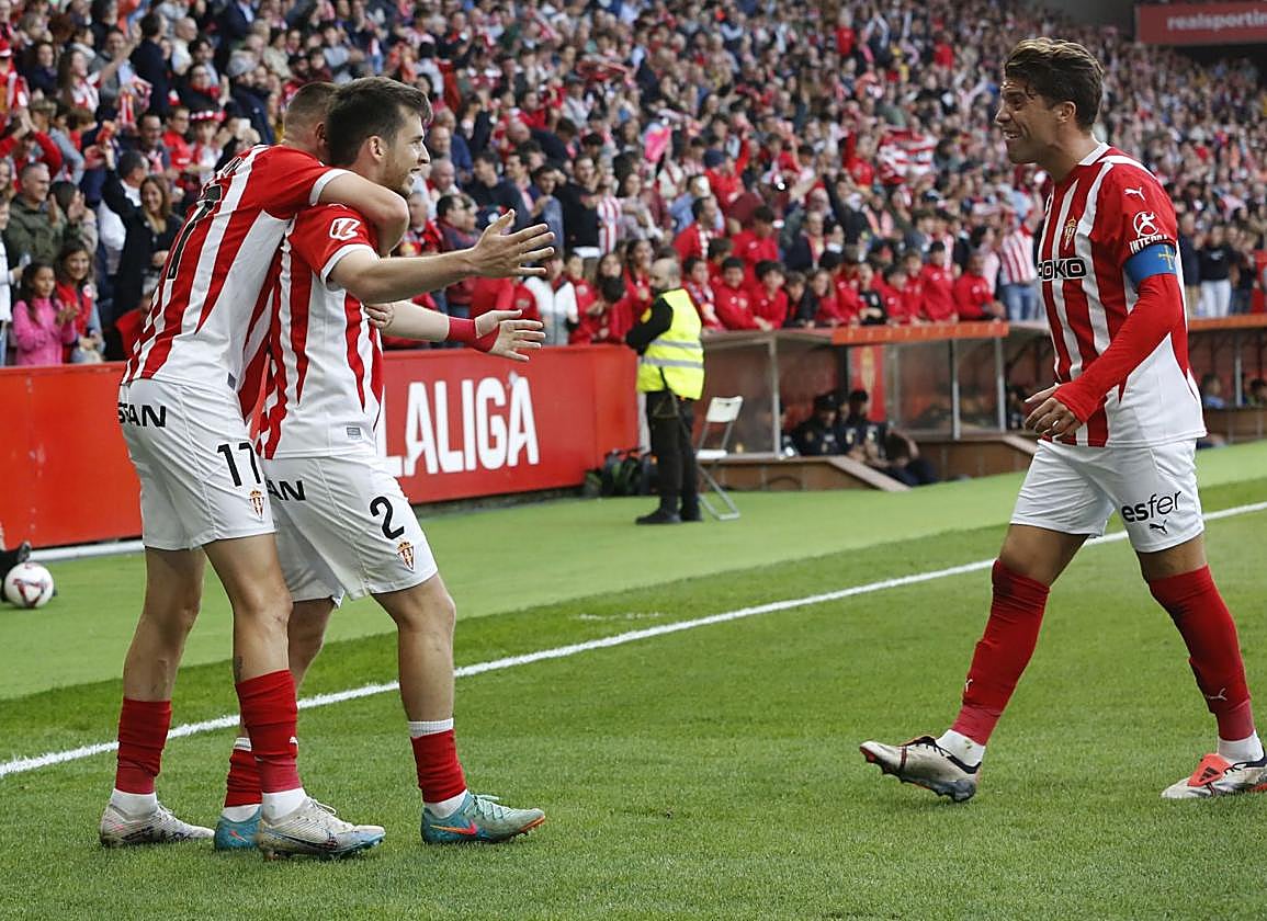Dubasin abraza a Guille tras su gol y Nacho Méndez se une a la celebración.