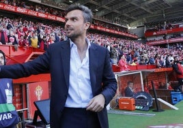 Rubén Albés, entrenador del Sporting, minutos antes de comenzar el partido contra el Zaragoza.