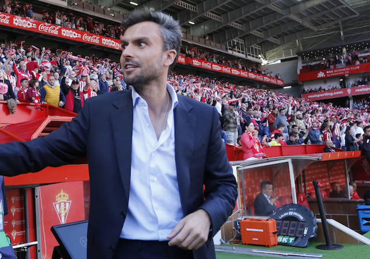 Rubén Albés, entrenador del Sporting, minutos antes de comenzar el partido contra el Zaragoza.