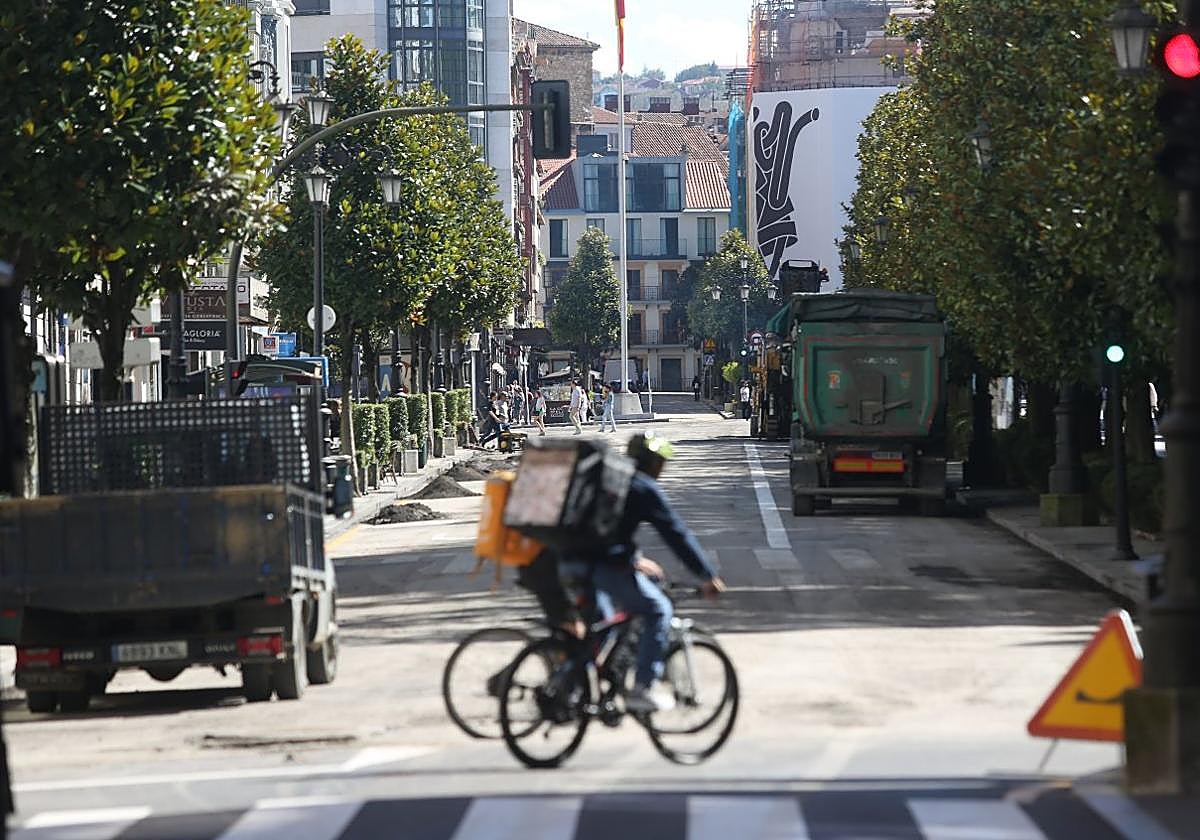 La maquinaria, ayer, trabajando en el tramo afectado de la calle Uría.