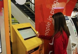 Un cajero de bitcoin instalado en su día en un centro comercial asturiano.