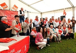 El PSOE de Llanes entregó reconocimientos a los militantes más veteranos y más jóvenes de varios concejos de la comarca del Oriente.