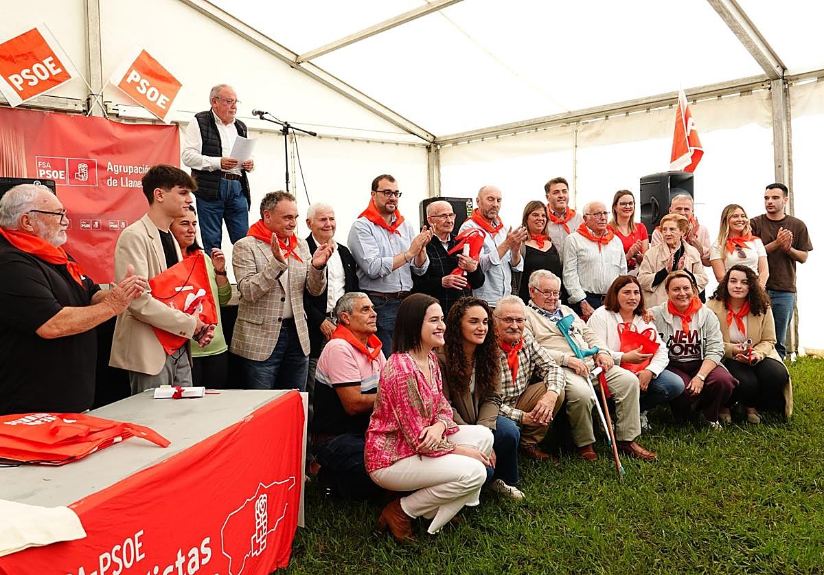 El PSOE de Llanes entregó reconocimientos a los militantes más veteranos y más jóvenes de varios concejos de la comarca del Oriente.