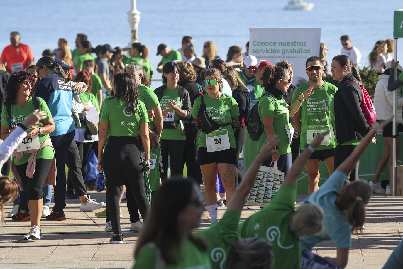 Una marea verde marcha contra el cáncer en Gijón