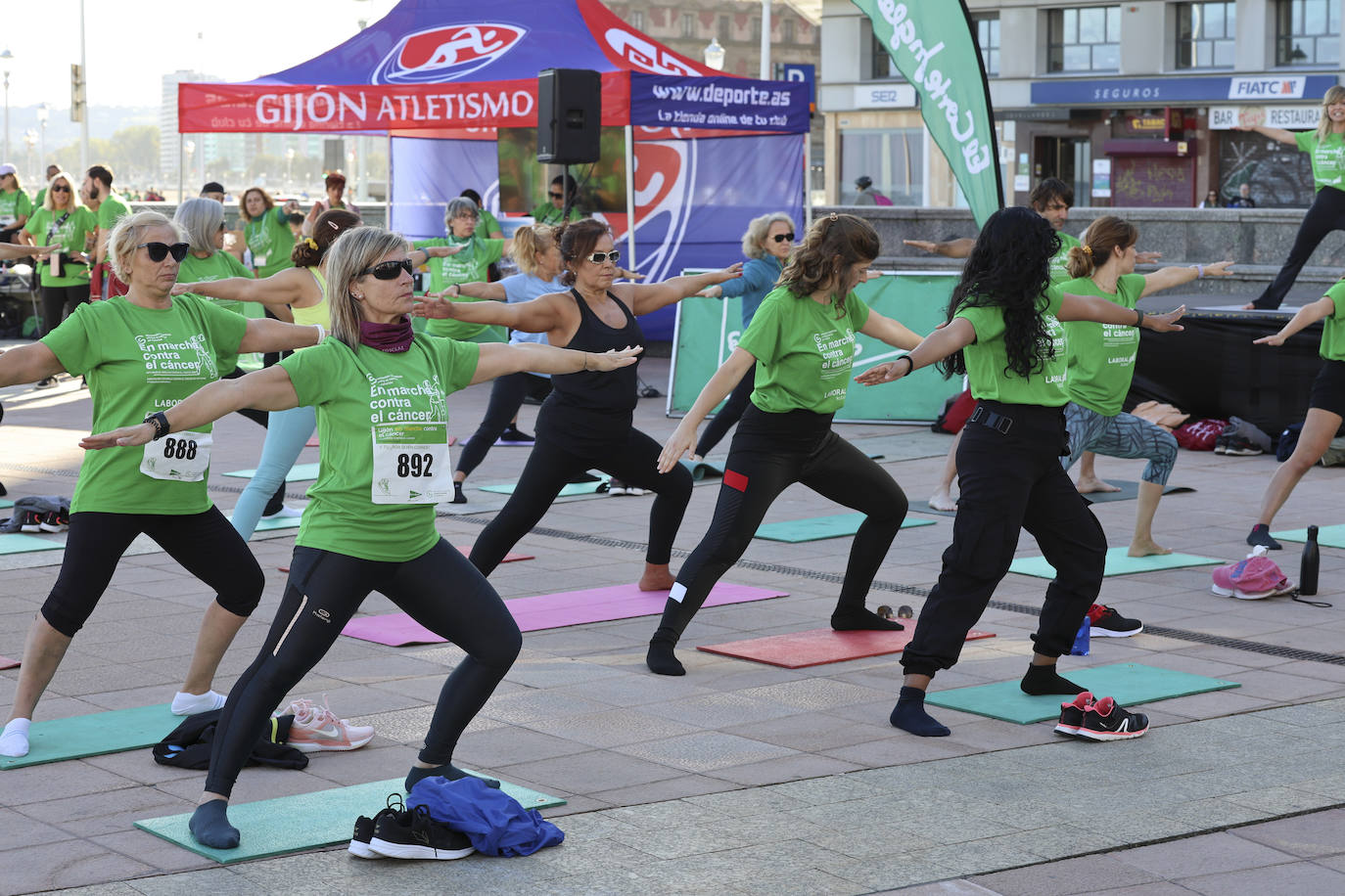 Una marea verde marcha contra el cáncer en Gijón