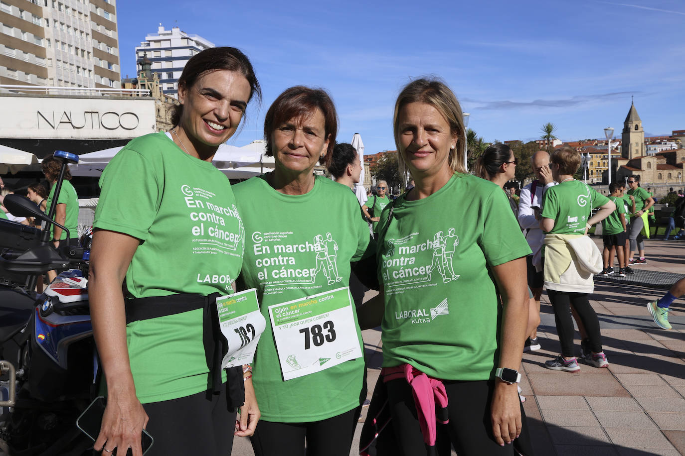 Una marea verde marcha contra el cáncer en Gijón