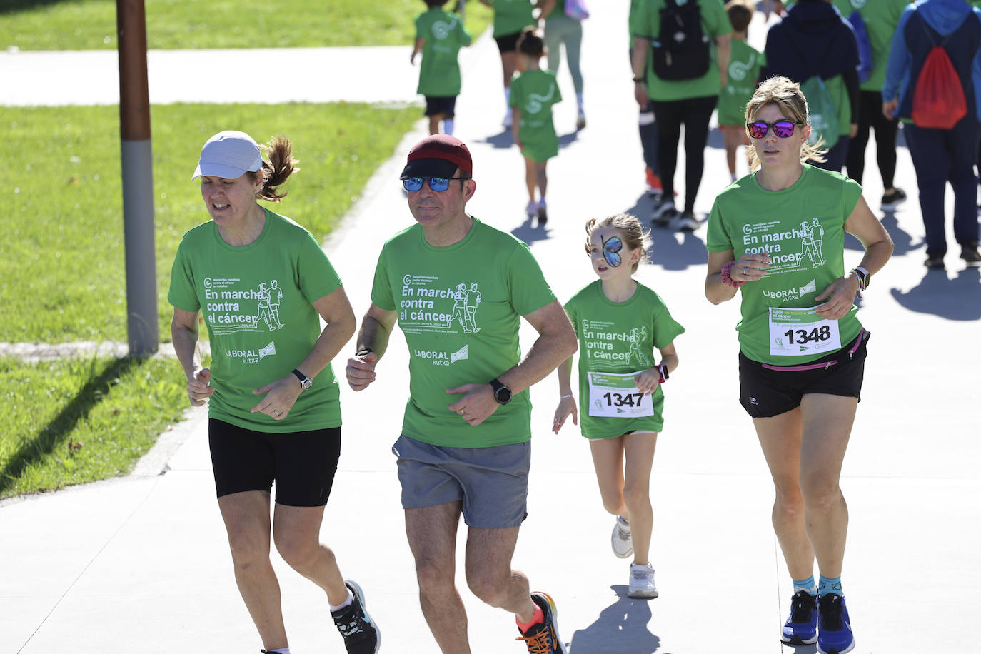 Una marea verde marcha contra el cáncer en Gijón