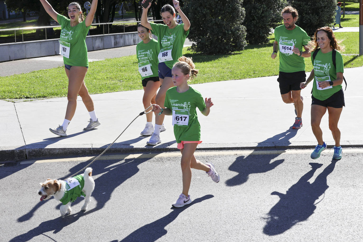 Una marea verde marcha contra el cáncer en Gijón