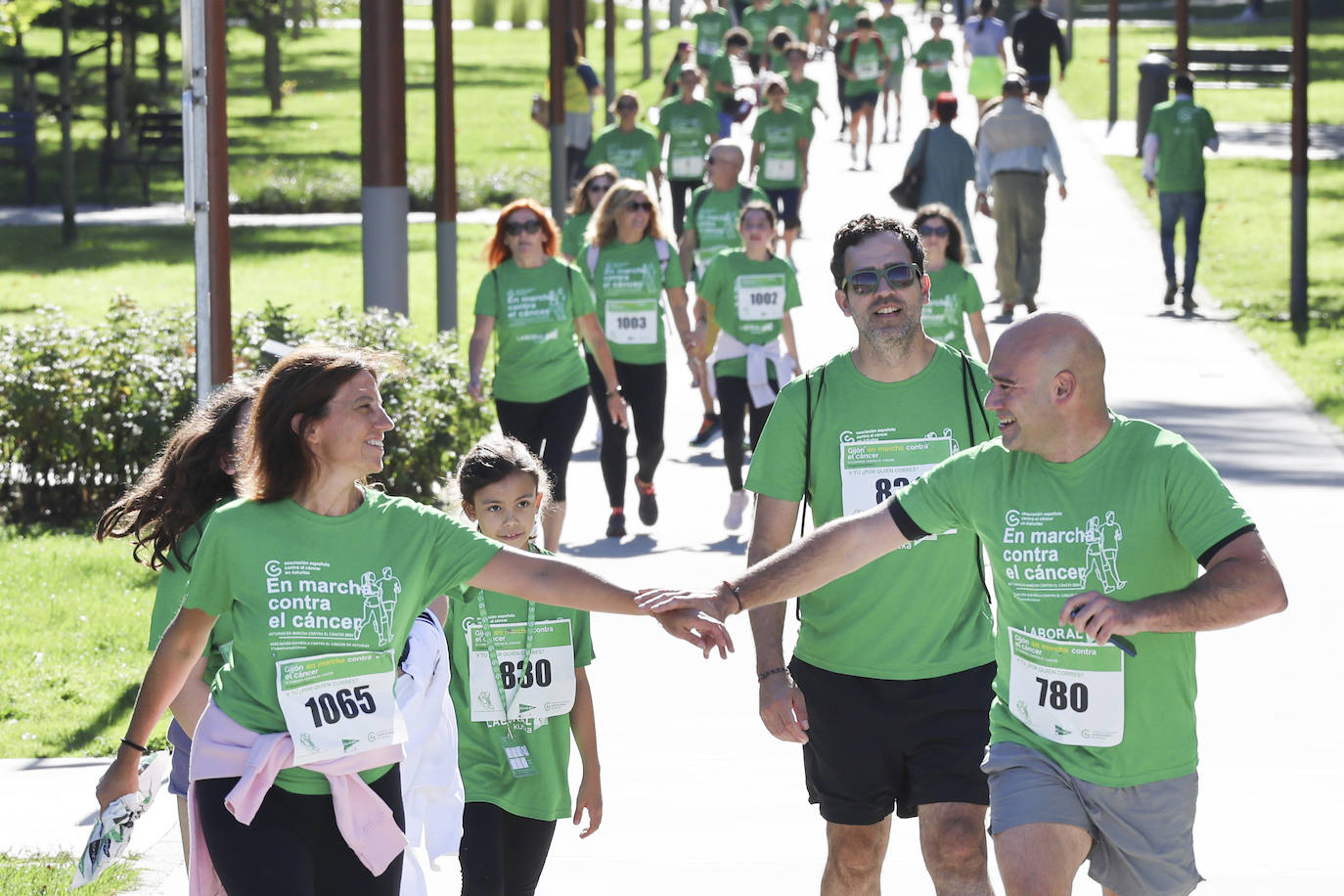 Una marea verde marcha contra el cáncer en Gijón