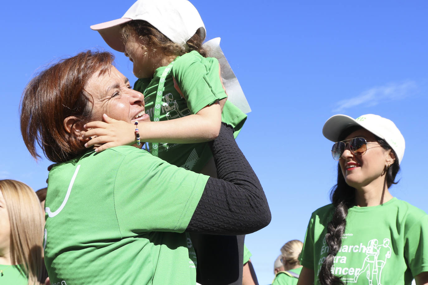 Una marea verde marcha contra el cáncer en Gijón