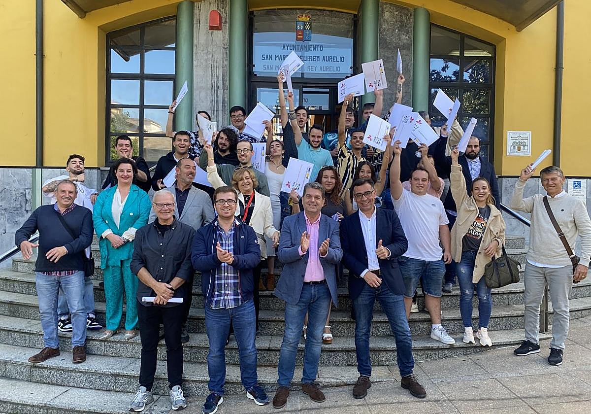 Los alumnos muestran sus certificados.