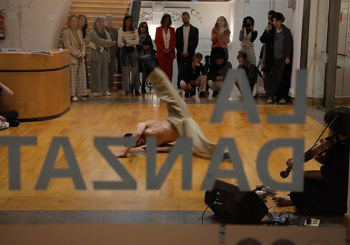 La compañía Dana Raz interpretó un fragmento de 'Caballos de agua' justo antes de la presentación.