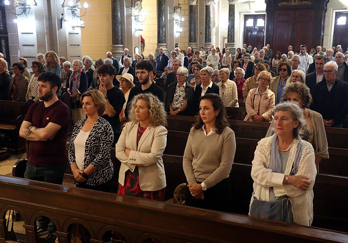 Familiares de Celia Álvarez Blanco durante el funeral celebrado al mediodía en la basílica de San Juan El Real.