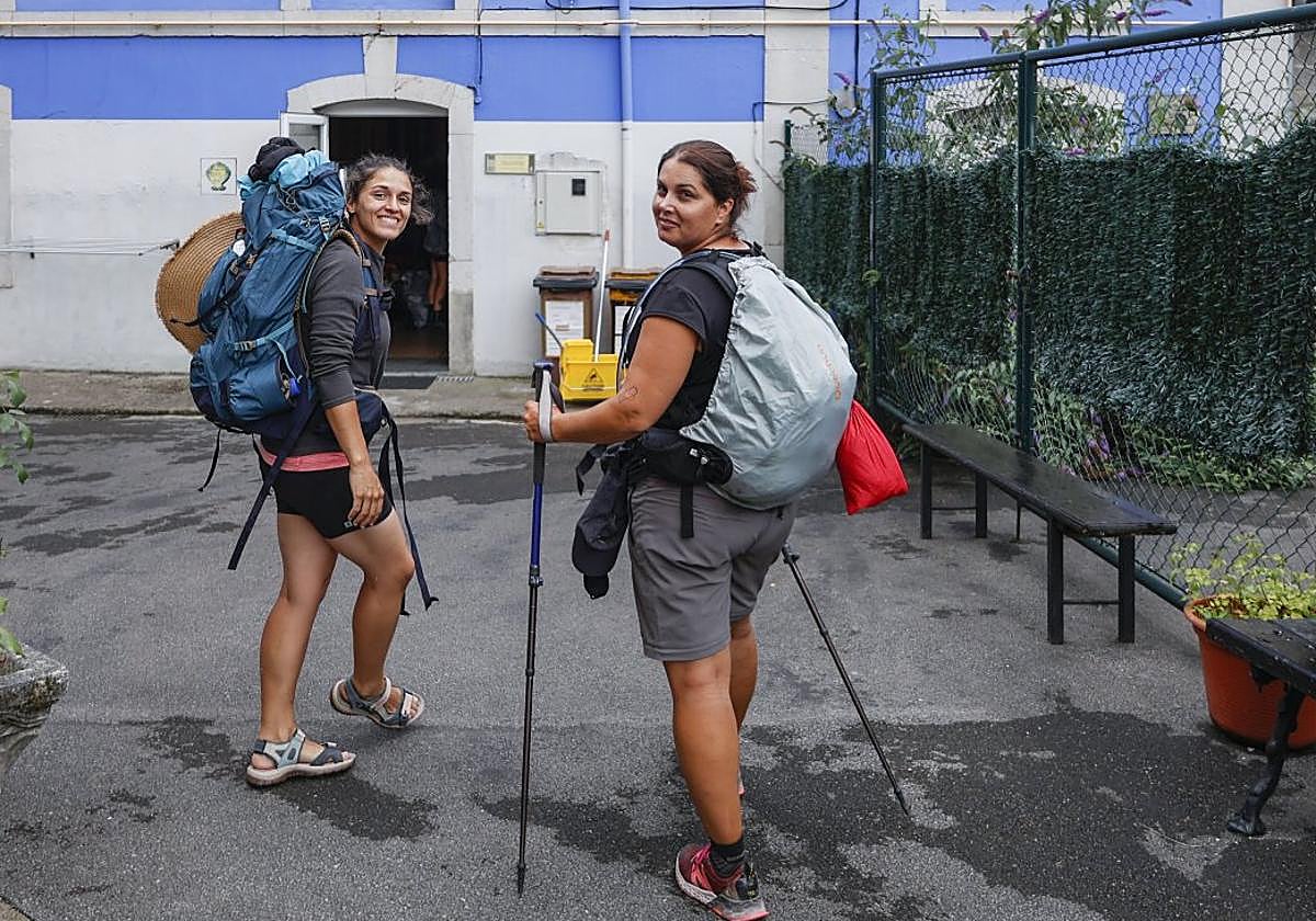 Dos peregrinas entrando en el albergue Pedro Solís de Avilés.