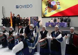 La Real Banda de Gaitas Ciudad de Oviedo interpretó el himno de España en la festividad de los Santos Ángeles Custodios.