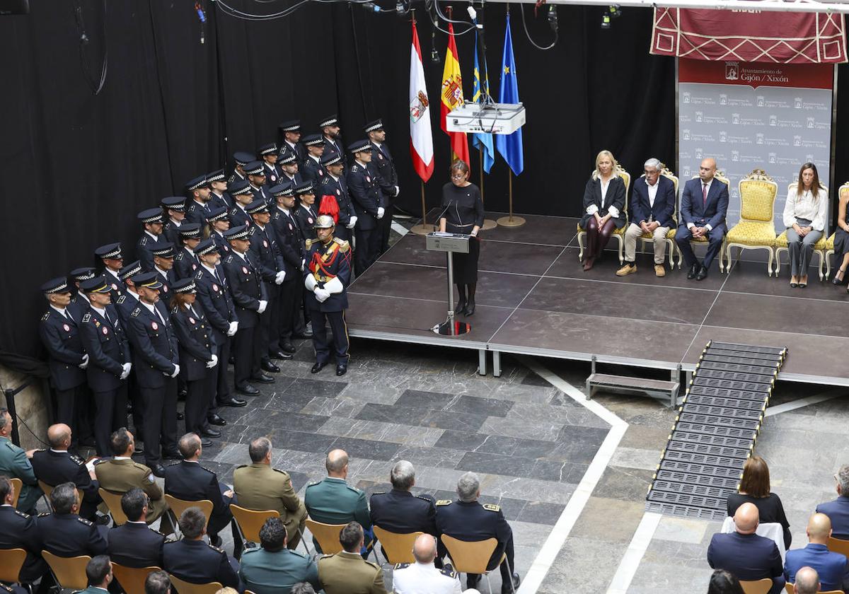 La Policía Local de Gijón celebró este lunes la festividad en honor a su patrón, San Miguel.