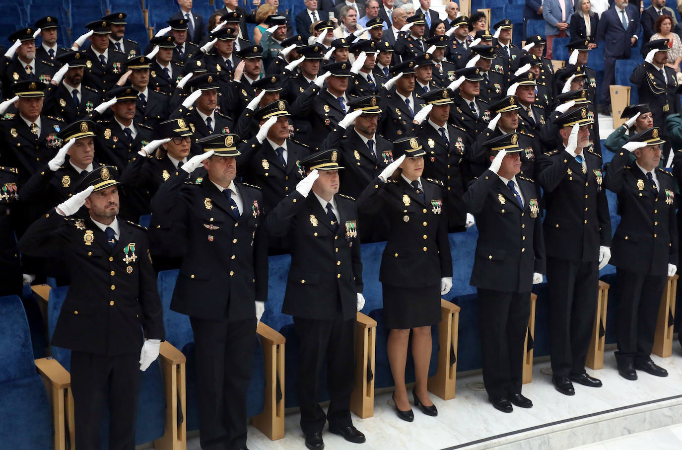 Honores en Oviedo en la celebración de la Policía Nacional por los Ángeles Custodios