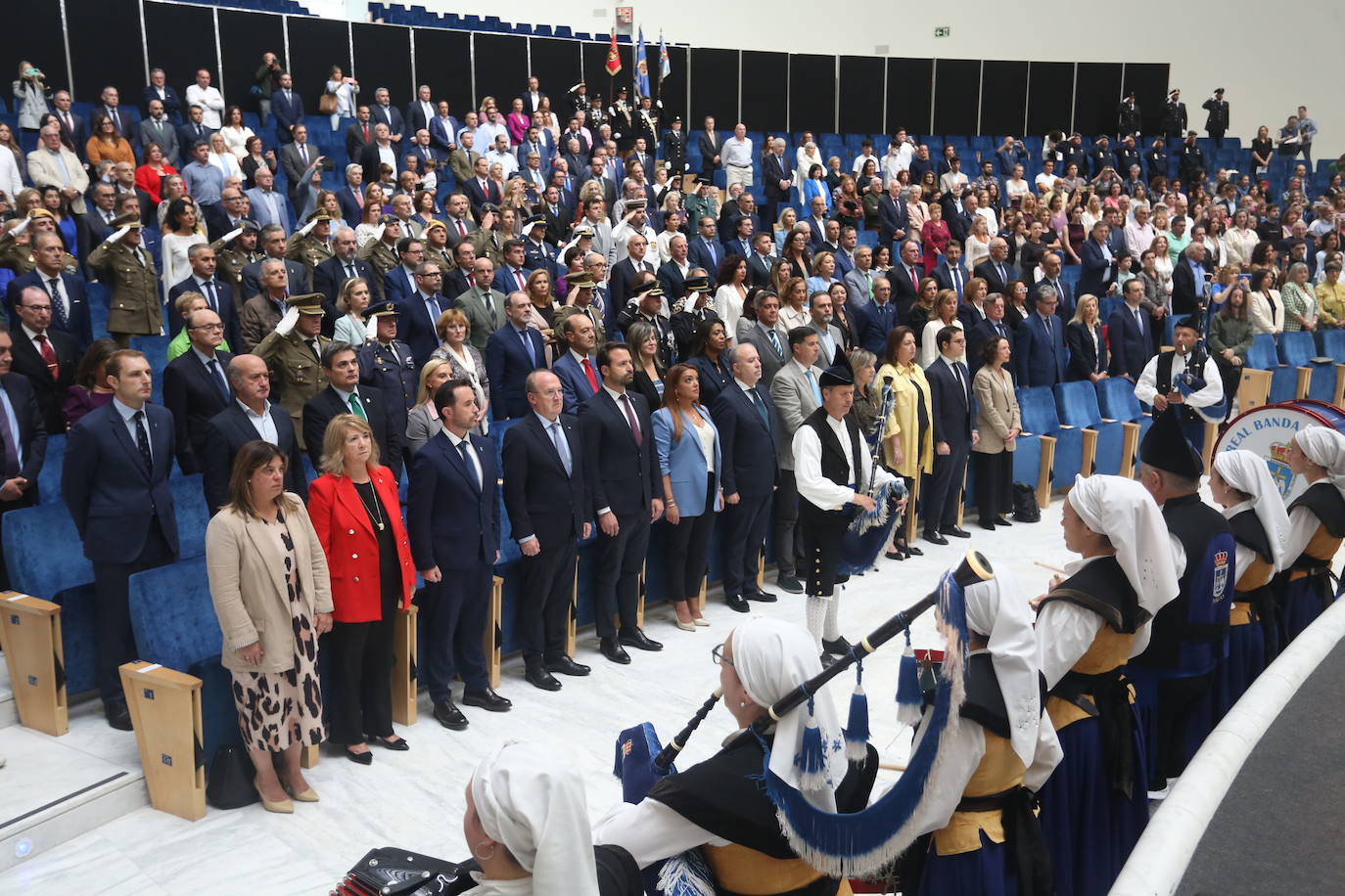 Honores en Oviedo en la celebración de la Policía Nacional por los Ángeles Custodios