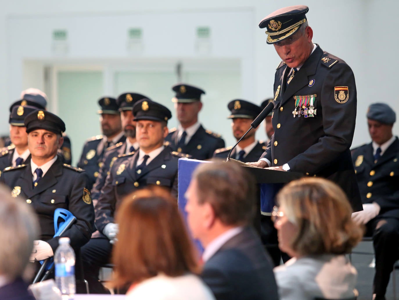 Honores en Oviedo en la celebración de la Policía Nacional por los Ángeles Custodios