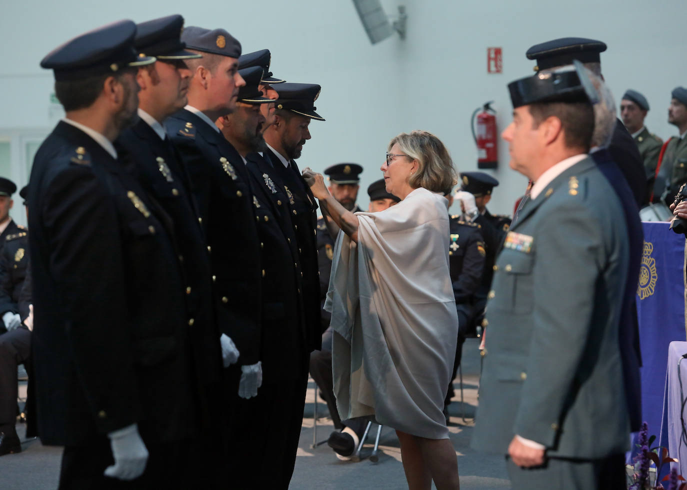 Honores en Oviedo en la celebración de la Policía Nacional por los Ángeles Custodios