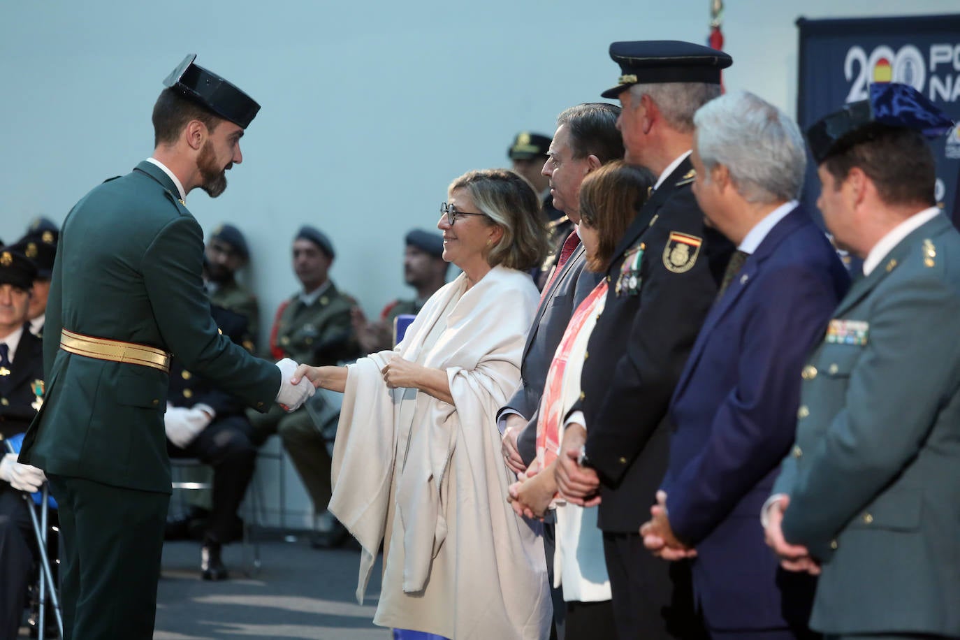 Honores en Oviedo en la celebración de la Policía Nacional por los Ángeles Custodios