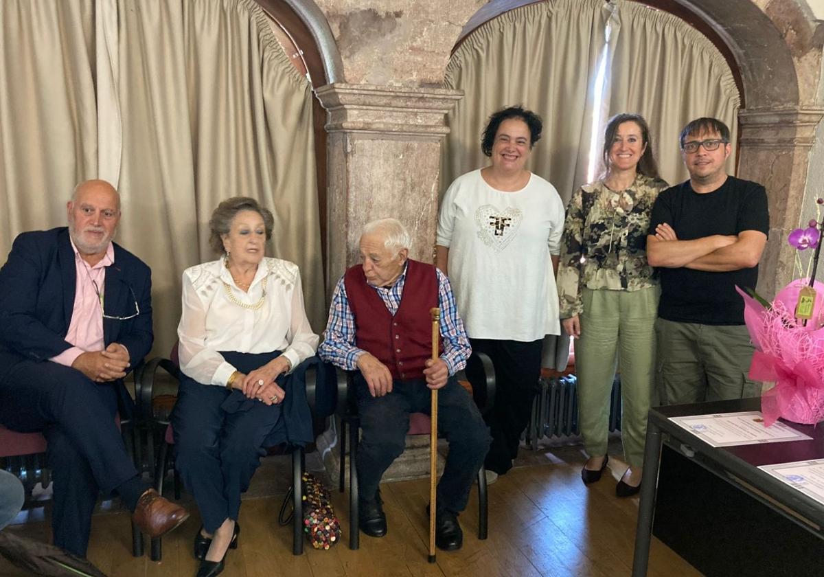 Manuel Fernández, Conchita Llano, Paco Menéndez, Marta Pravia, Silvia Fernández y Xosé Ambás.