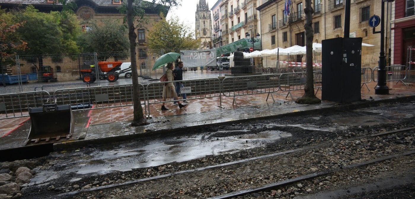 Las obras de peatonalizacion de Mendizábal han sacado a la luz los raíles del tranvía.