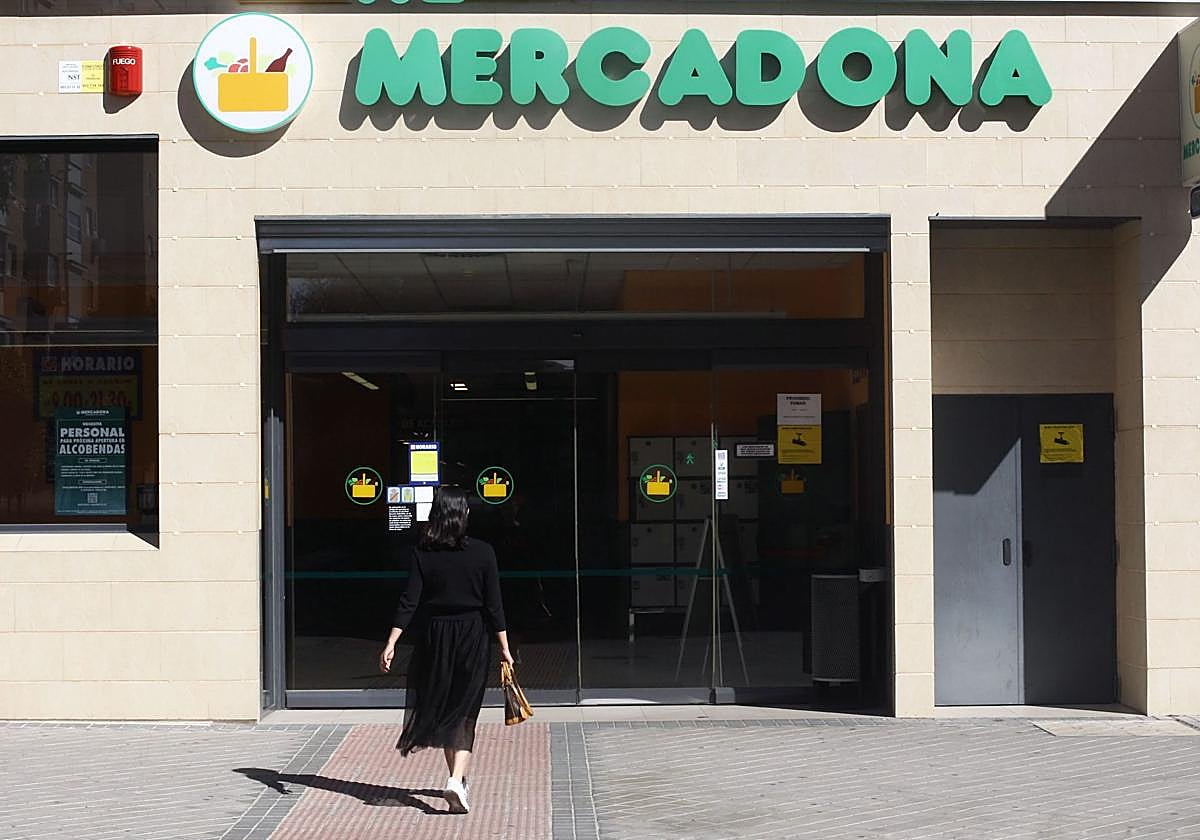 Una mujer se dispone a entrar en un supermercado de Mercadona.