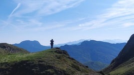 166 kilómetros, seis días de caminata, más de 6000 metros de desnivel (positivo y negativo) y decenas de rincones, pueblos, paisajes, brañas, leyendas y cumbres que conocer trazando un recorrido que lleva el nombre de Anillo de las Ubiñas