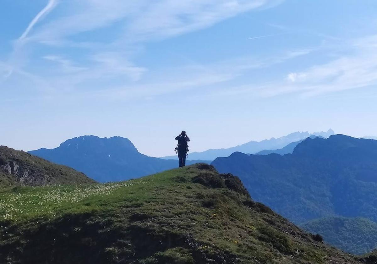 166 kilómetros, seis días de caminata, más de 6000 metros de desnivel (positivo y negativo) y decenas de rincones, pueblos, paisajes, brañas, leyendas y cumbres que conocer trazando un recorrido que lleva el nombre de Anillo de las Ubiñas