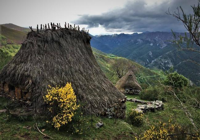 los lagos de Somiedo, teitos y corros, el museo de la Prehistoria, la senda del Oso, la cascada del Xiblu, la Navaliega, el Texu de Bermiego, les cruces y la ermita del Alba, el pueblu malditu de Quirós, molinos, la casa de San Melchor… en el Anillo de las Ubiñas hay mucho más que montañas