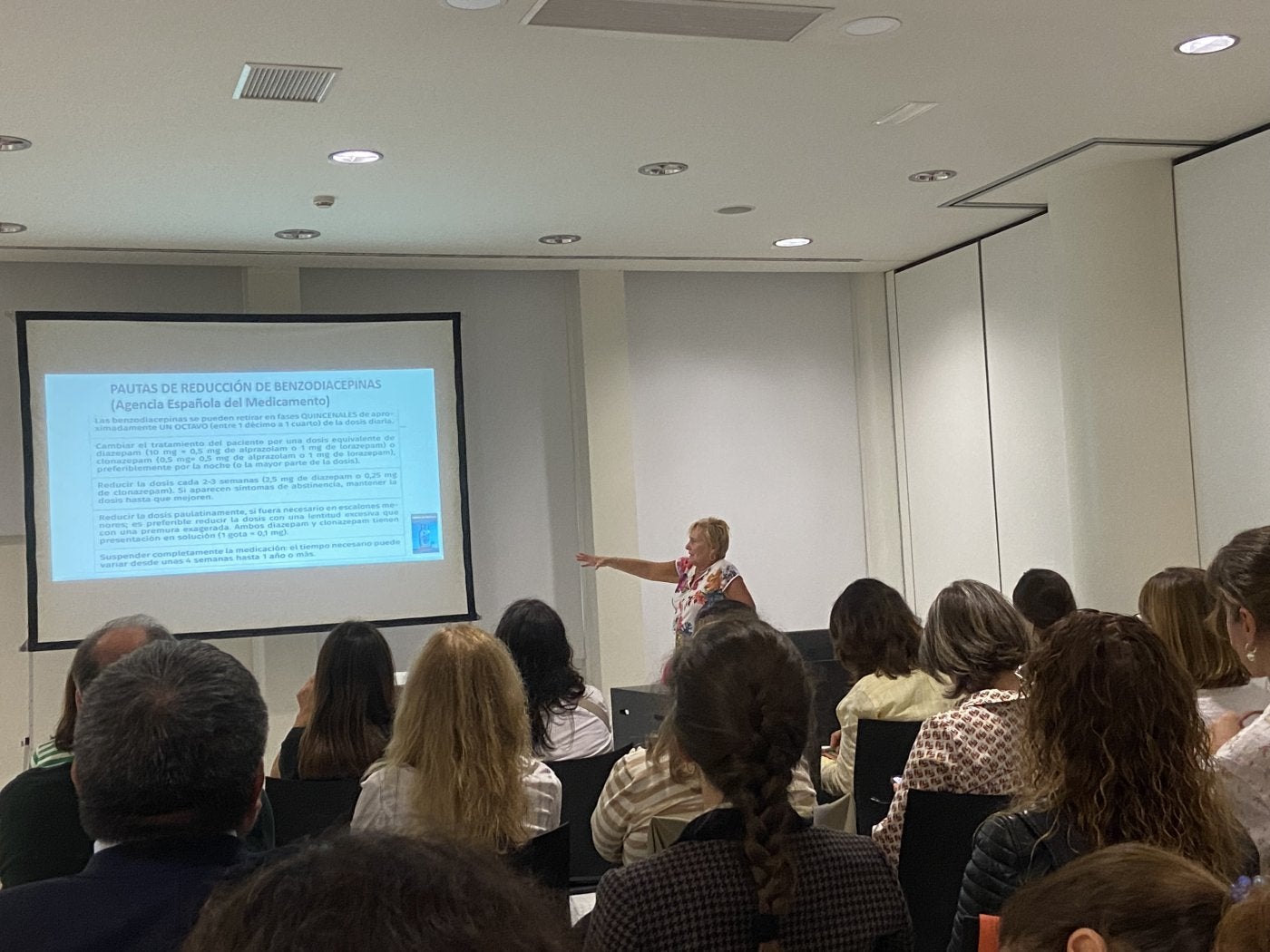 La psiquiatra María Jesús Antuña, impartiendo uno de los talleres de la jornada Dormir Sin Pastillas.