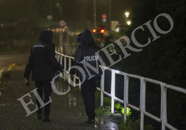 Dos policías, con las linternas, rastreando la zona.
