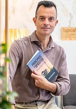 Imagen - Carlos Calleja sostiene un ejemplar de su libro.