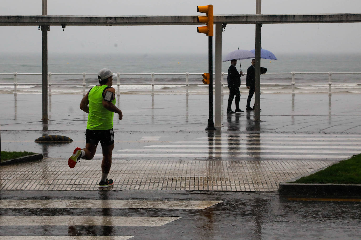 La lluvia viene para quedarse en Asturias: las imágenes del tiempo