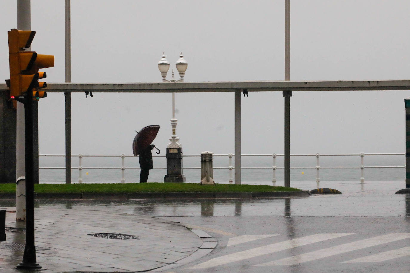 La lluvia viene para quedarse en Asturias: las imágenes del tiempo