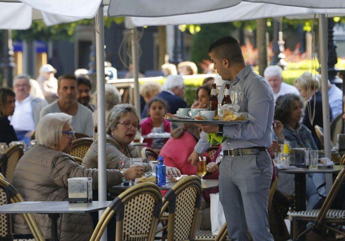 Clientes en una terraza de Gijón.