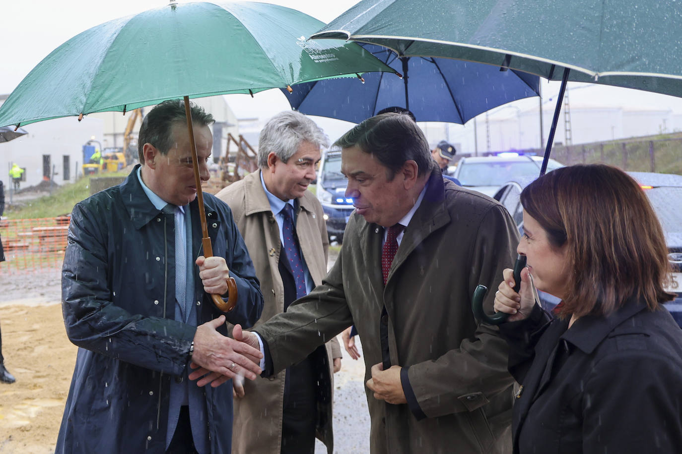 La visita del ministro Luis Planas a El Musel, en imágenes