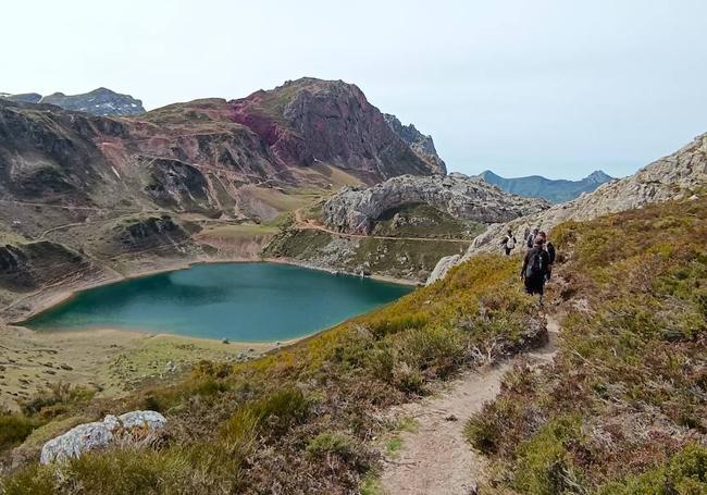 El recorrido del Anillo de las Ubiñas no pretende mostrar sólo montaña y es un recorrido emocionante, de los que dejan huella