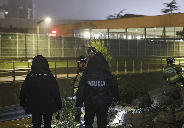 Policía y bomberos ayer rastreando el cauce del río Piles.