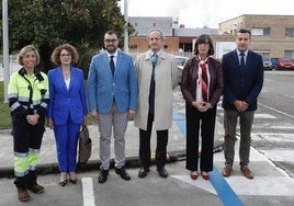 Barbón, en el centro, durante la visita a la fábrica de Ence en Navia.