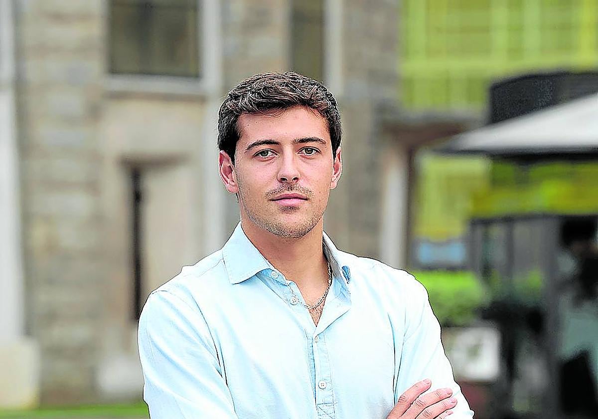 El exfutbolista rojiblanco Pelayo Morilla, ayer, en la ovetense plaza del Fresno.