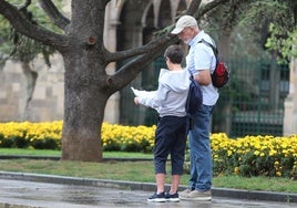 Dos turistas pasean por Avilés.